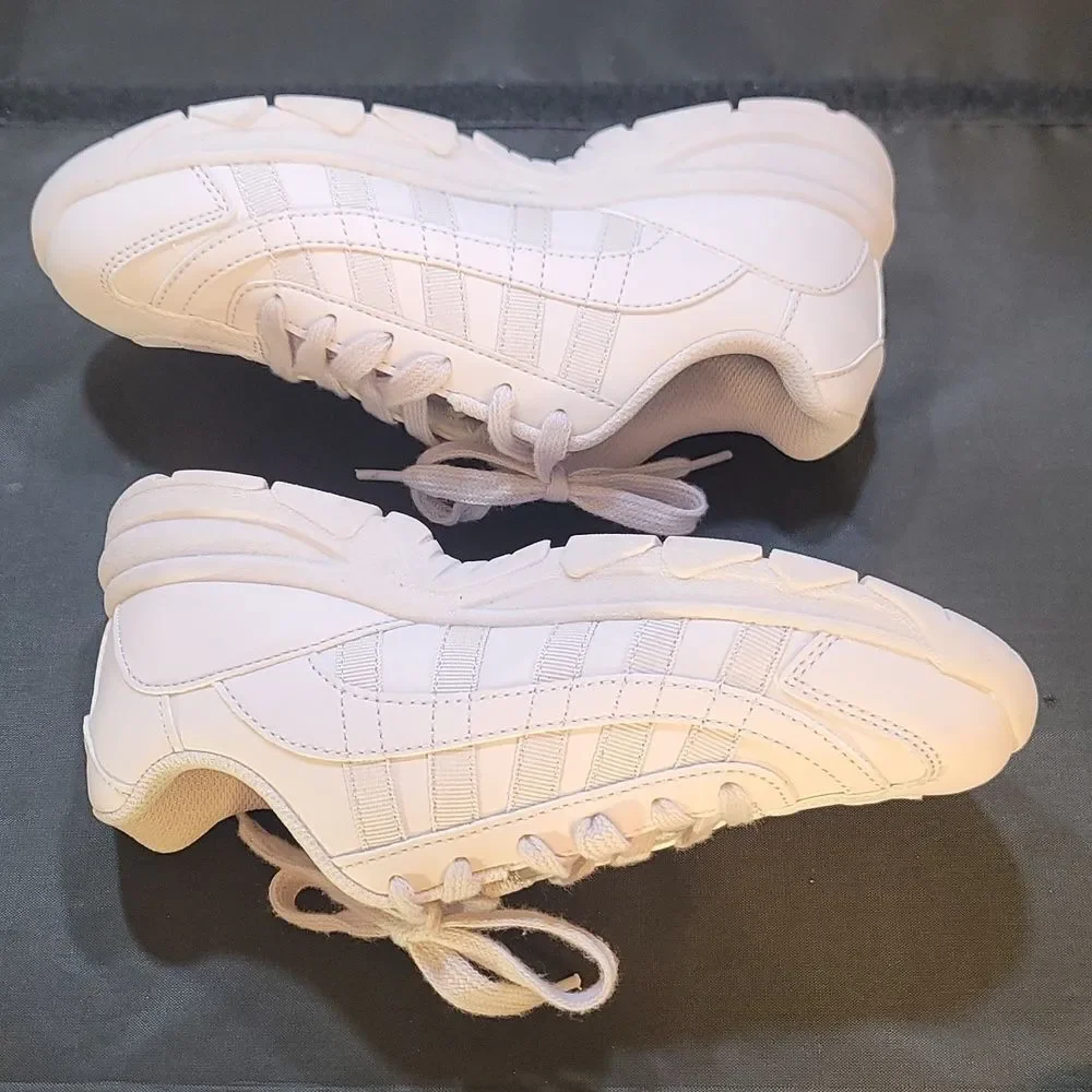 BRAND NEW K-SWISS LACE UP CLOSURE YOUTH11 SNEAKER